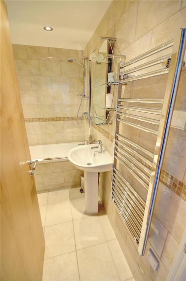 Hotties House - Two-Bed Cottage, Dog-Friendly & Off-Street Parking - Scarborough Bagian luar foto
