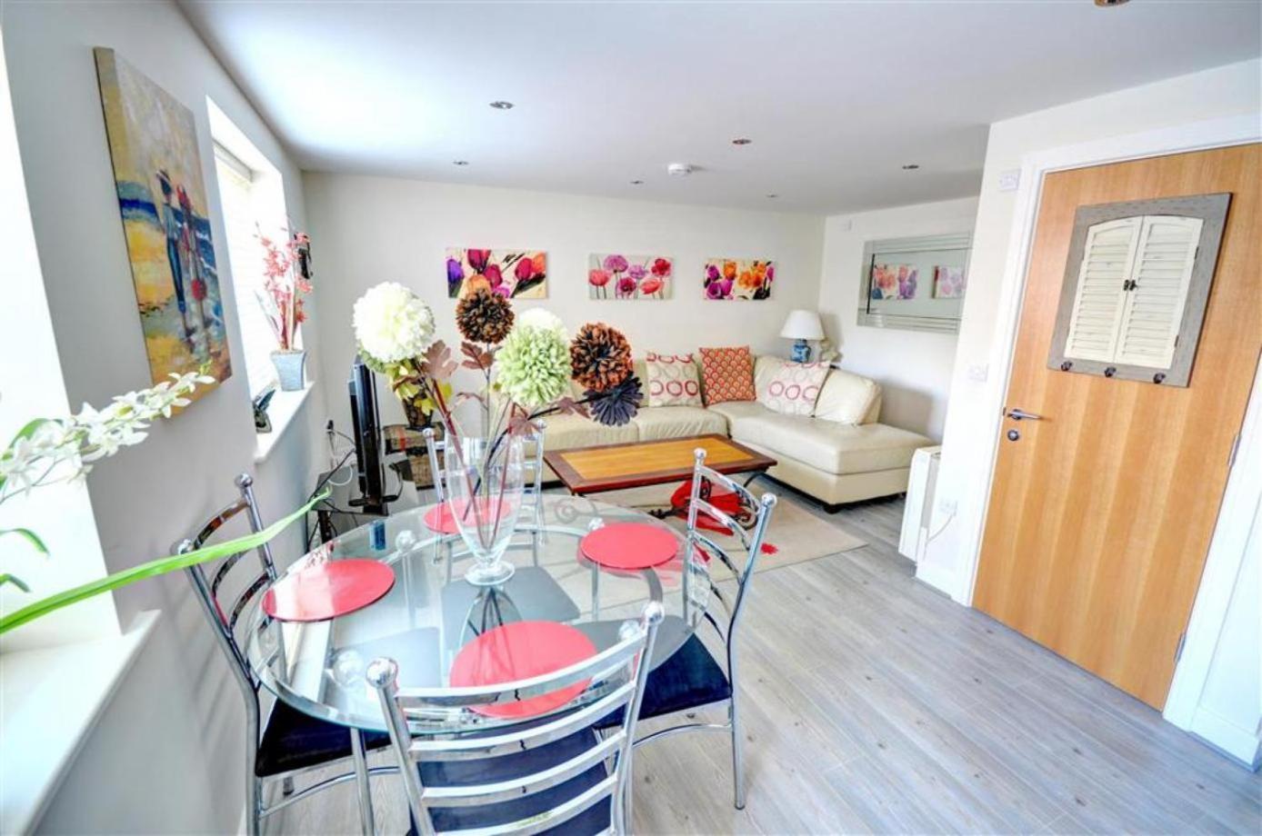 Hotties House - Two-Bed Cottage, Dog-Friendly & Off-Street Parking - Scarborough Bagian luar foto