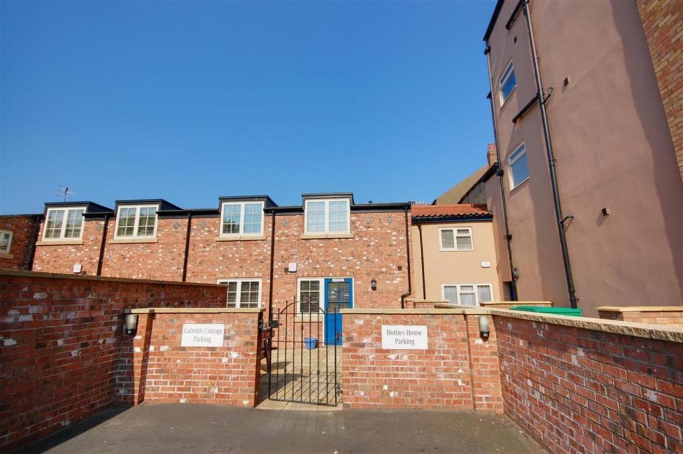 Hotties House - Two-Bed Cottage, Dog-Friendly & Off-Street Parking - Scarborough Bagian luar foto