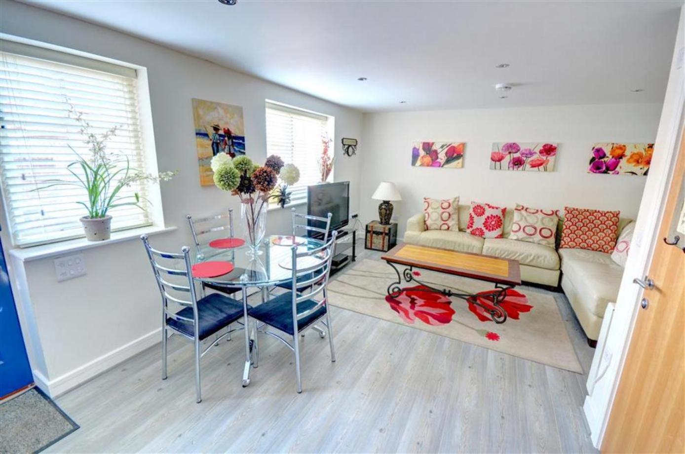 Hotties House - Two-Bed Cottage, Dog-Friendly & Off-Street Parking - Scarborough Bagian luar foto