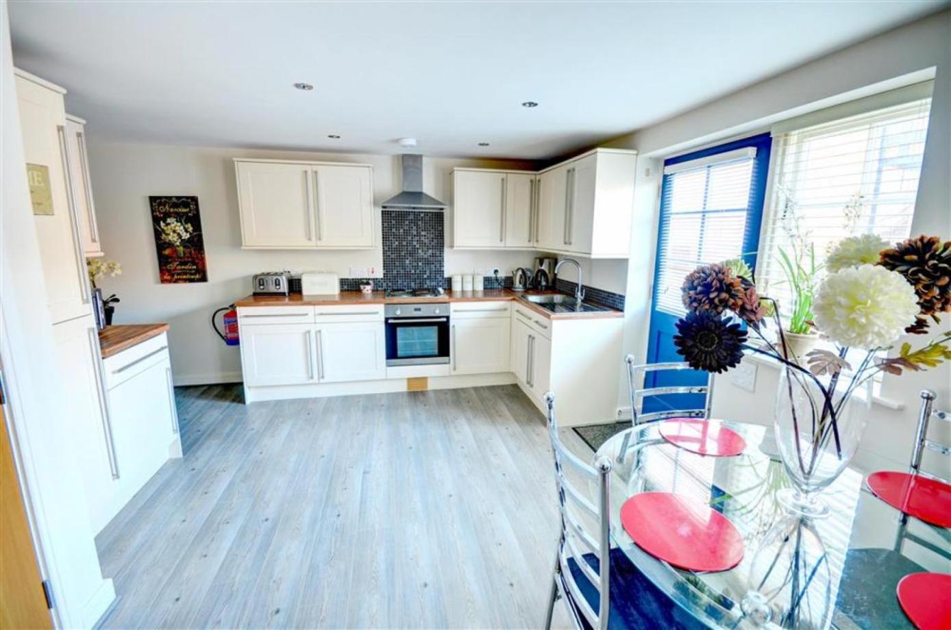 Hotties House - Two-Bed Cottage, Dog-Friendly & Off-Street Parking - Scarborough Bagian luar foto